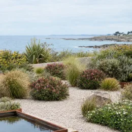 Véronique naine 'Raspberry ripple' (Hebe) — massif de plantes variées en bord de mer