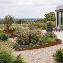 Buddleia 'Butterfly candy little pink' (Buddleja davidii) — massif arbustif fleuri dans jardin contemporain minéral